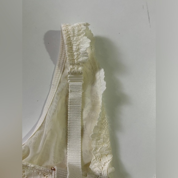 Le Mystere Buttercream White Lace Allure Convertible Plunge Bra 32DD - Picture 8 of 12